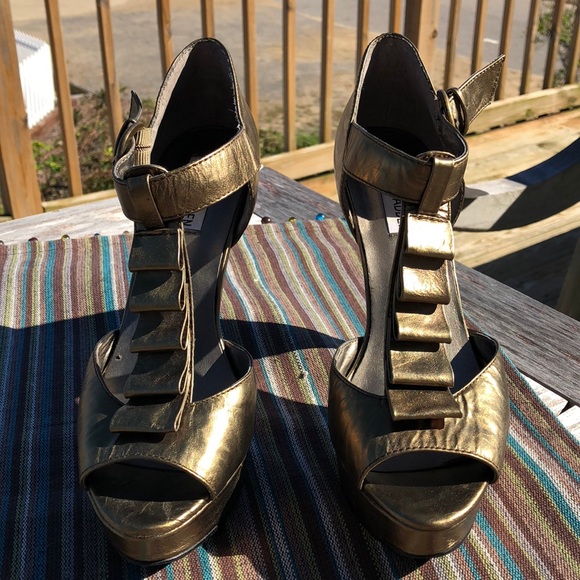 Steve Madden Gold “Rufles” High Heel w Platform - Picture 6 of 8